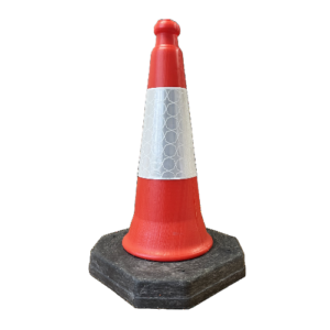 Robust trafikkegle på en sort sekskantet fod med orange krop og reflekterende hvidt bånd